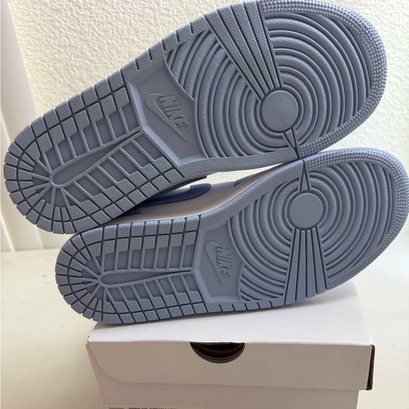 Nike Air Jordan 1 Low Womens Sneakers - Picture 5 of 6